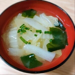 白菜と大根と青ネギとわかめのお味噌汁